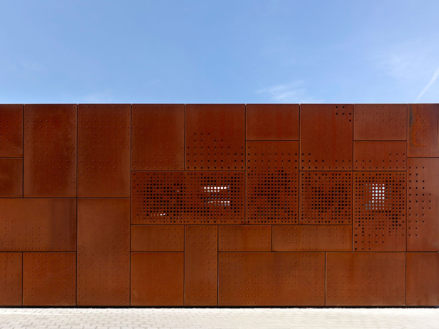 Exterior night view. City library in Bruges by Studio Farris. Photography by Lumecore/Toon Grobet. 