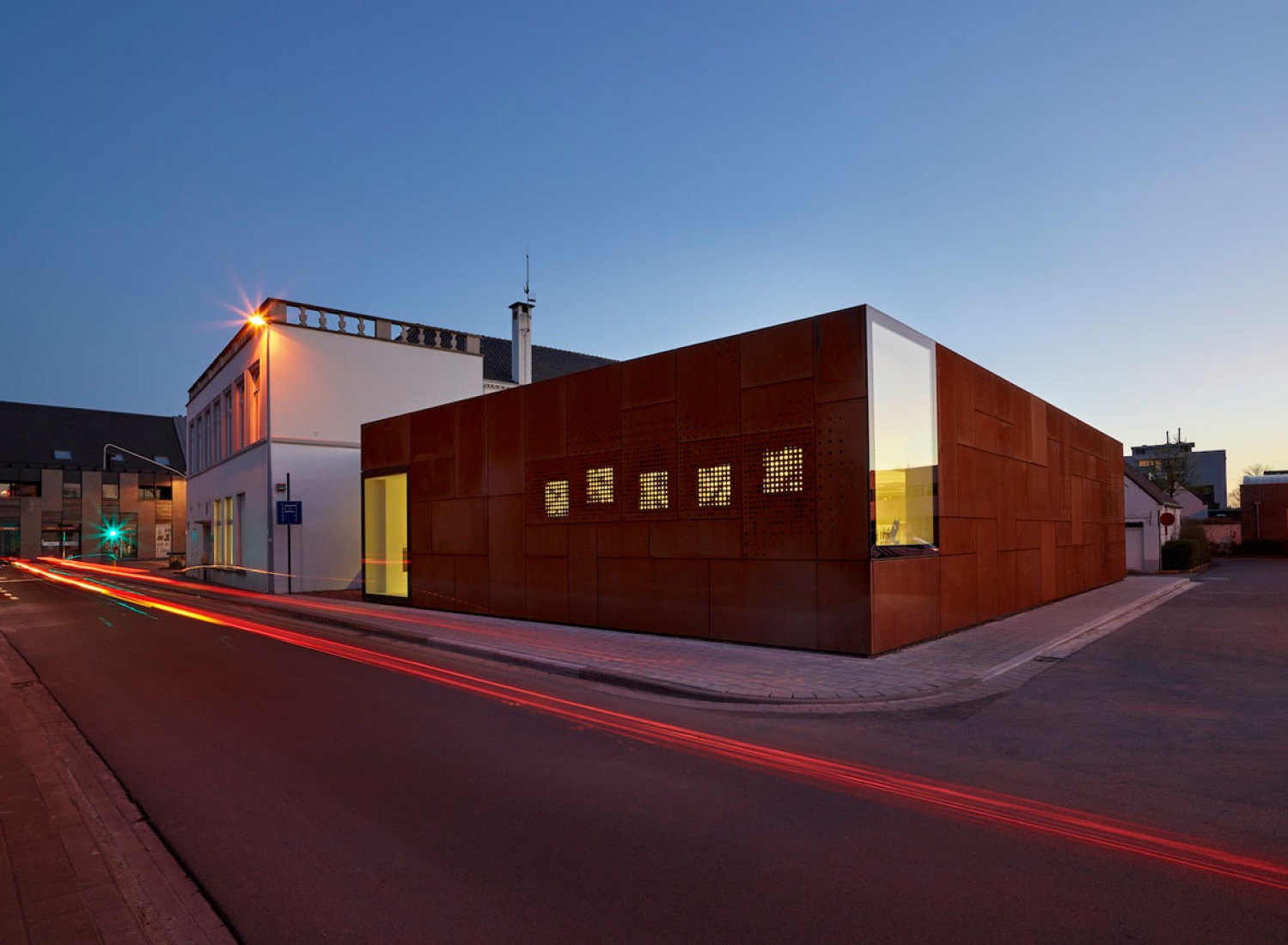 Exterior night view. City library in Bruges by Studio Farris. Photography by Lumecore/Toon Grobet. 