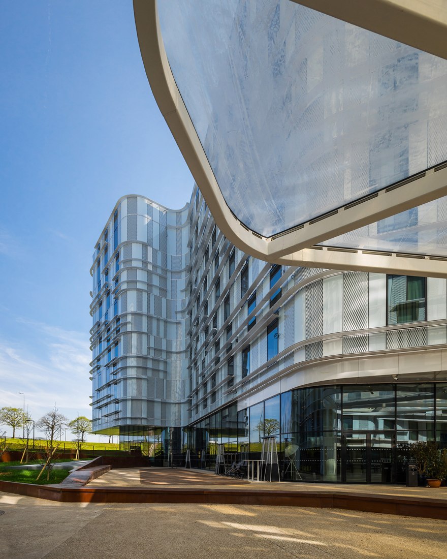 Vista exterior. Hoteles Accor por Arte Charpentier Architects. Fotografía por Christophe Valtin.