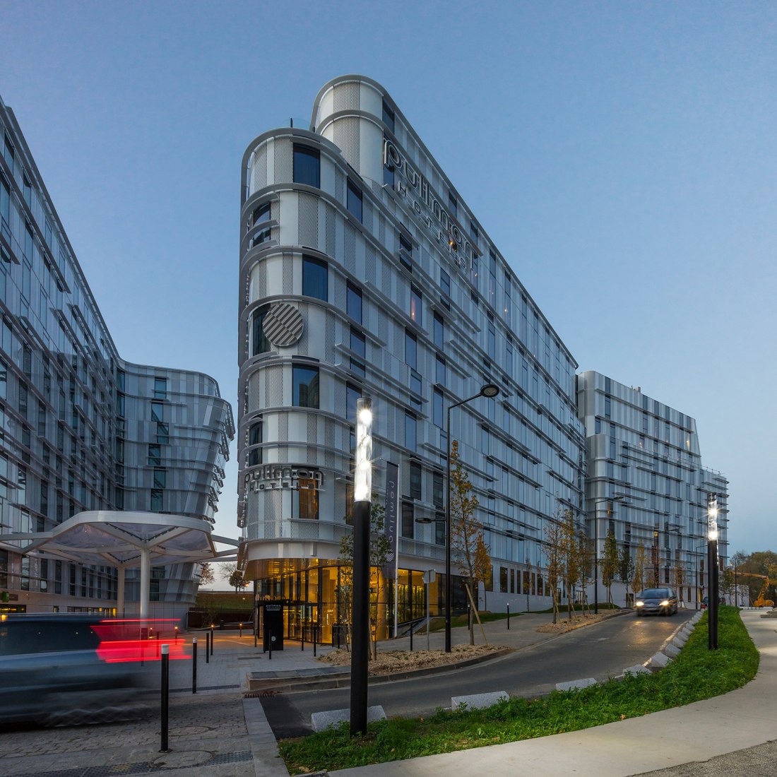 Vista exterior. Hoteles Accor por Arte Charpentier Architects. Fotografía por Christophe Valtin.