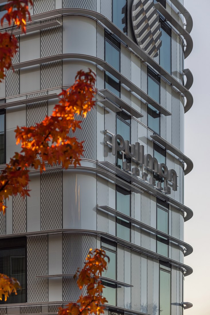 Vista exterior. Hoteles Accor por Arte Charpentier Architects. Fotografía por Christophe Valtin.