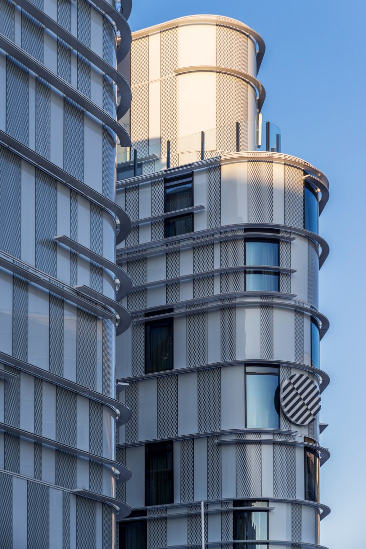 Vista exterior. Hoteles Accor por Arte Charpentier Architects. Fotografía por Christophe Valtin.