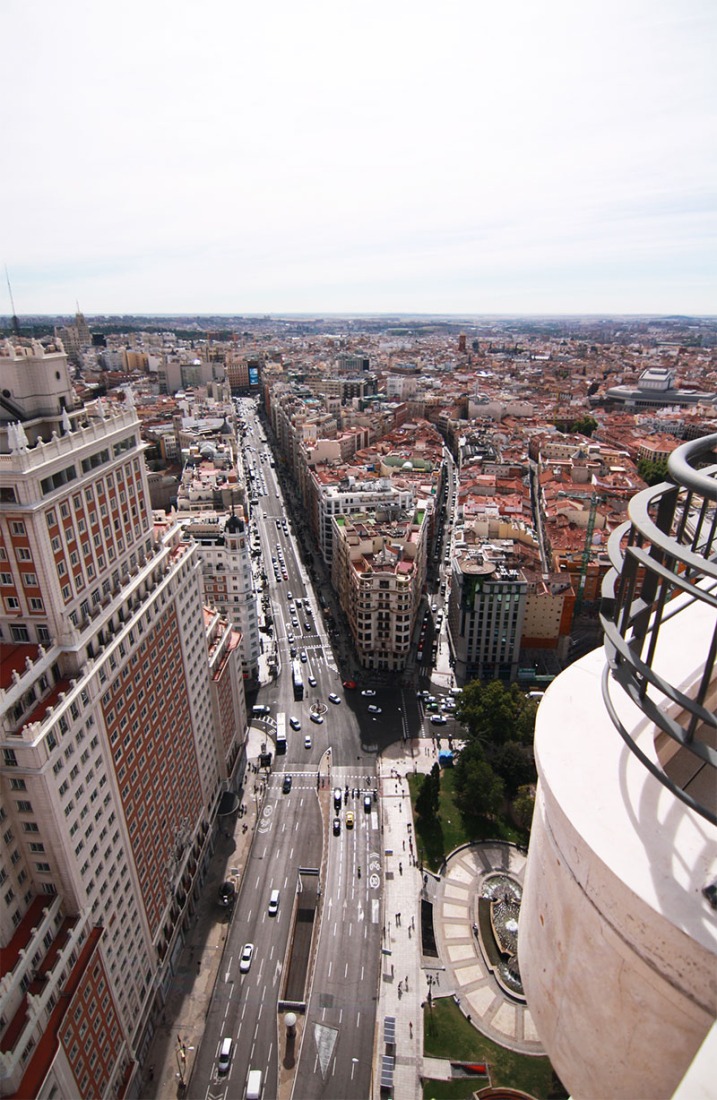 View of the Gran Vía from the attic in the 32nd floor of Torre de Madrid. Photography © Leonor Martín / METALOCUS.