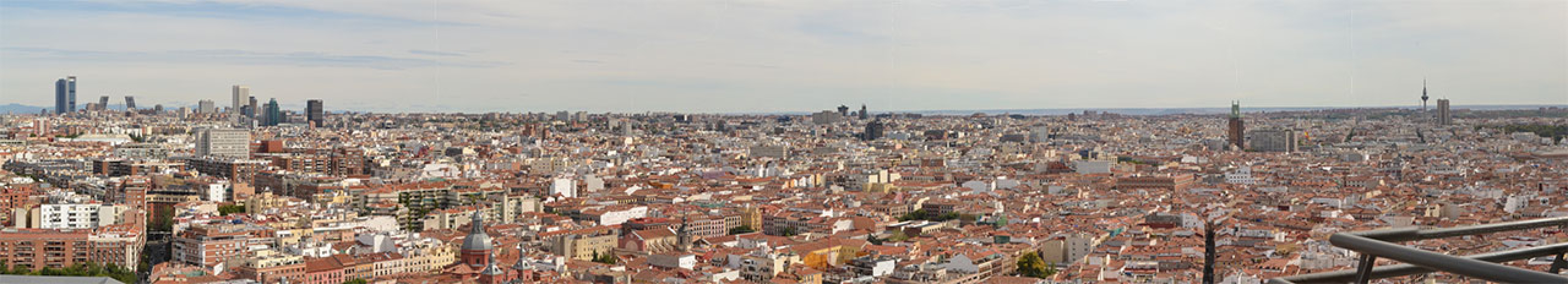 View of the Gran Vía from the attic in the 32nd floor of Torre de Madrid. Photography © Claudia Cendoya /METALOCUS.