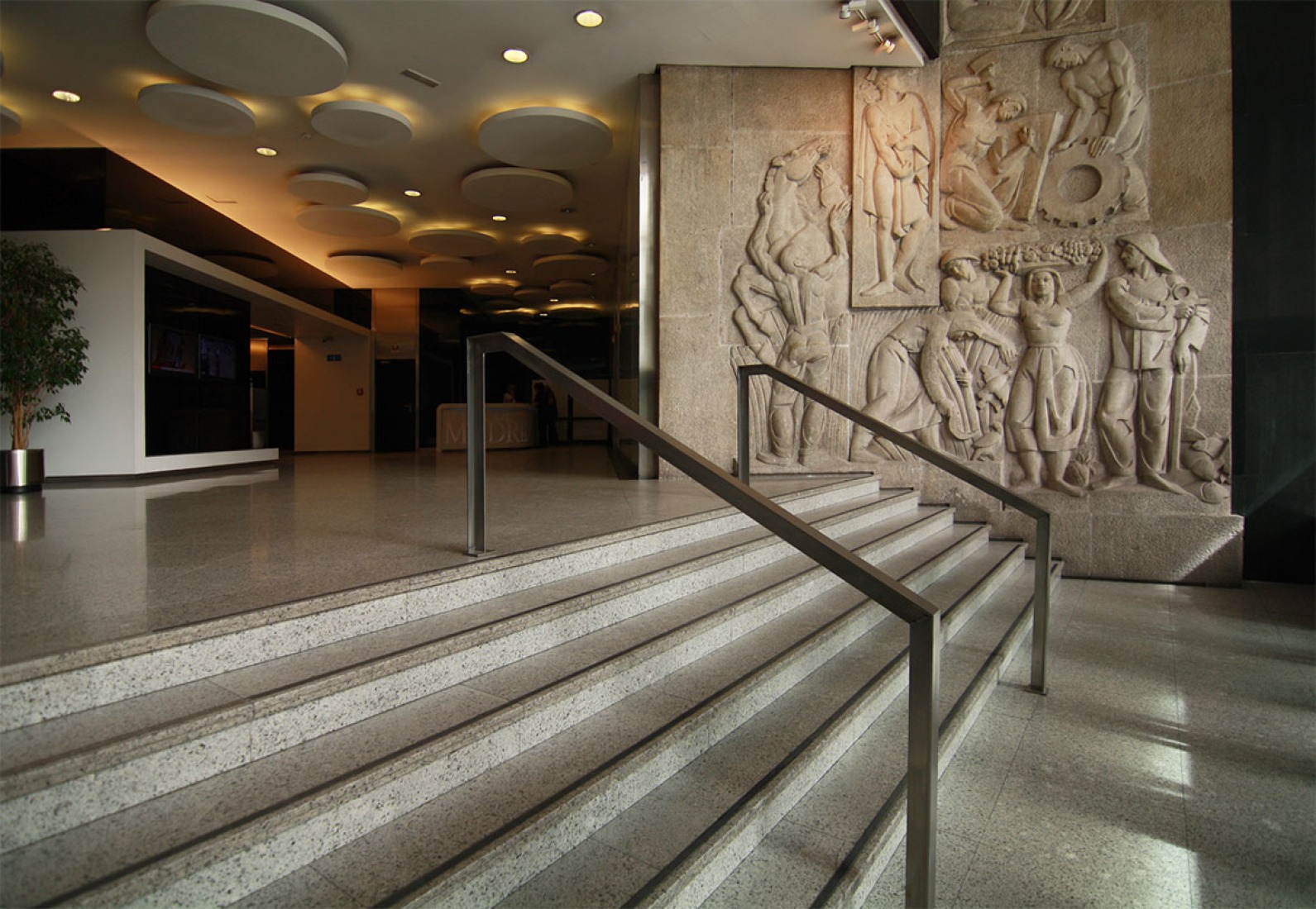 Interior view of the entrance hall of Torre de Madrid. Photography © Leonor Martín / METALOCUS. 