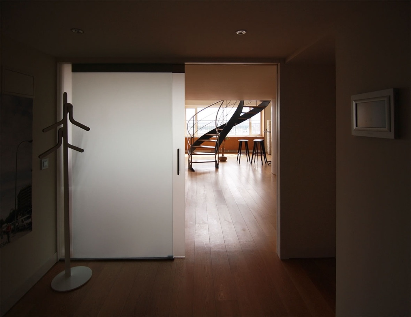 Interior view of the hall. Attic in the 32nd floor of Torre de Madrid. Photography © Leonor Martín / METALOCUS.