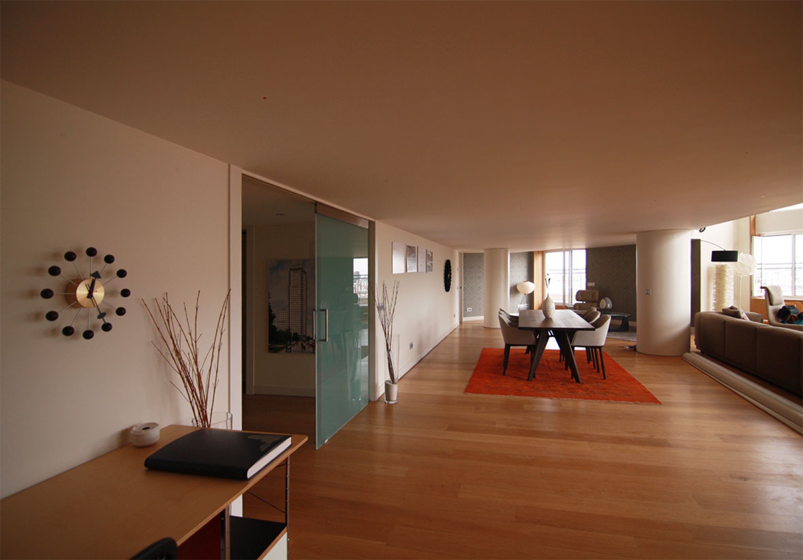 Interior view of the living room. Attic in the 32nd floor of Torre de Madrid. Photography © Leonor Martín / METALOCUS.