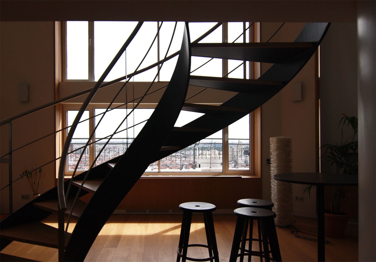 Interior view of the living room. Attic in the 32nd floor of Torre de Madrid. Photography © Leonor Martín / METALOCUS.