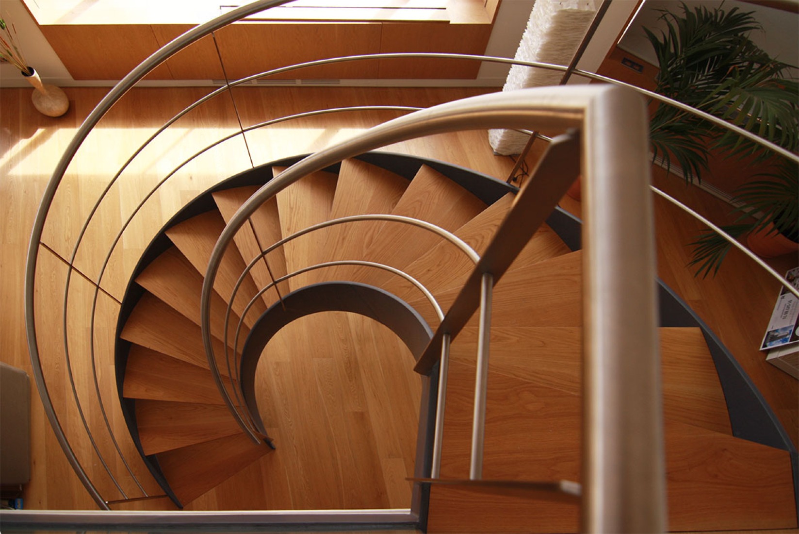 Interior view of the spiral staircase. Attic in the 32nd floor of Torre de Madrid. Photography © Leonor Martín / METALOCUS.