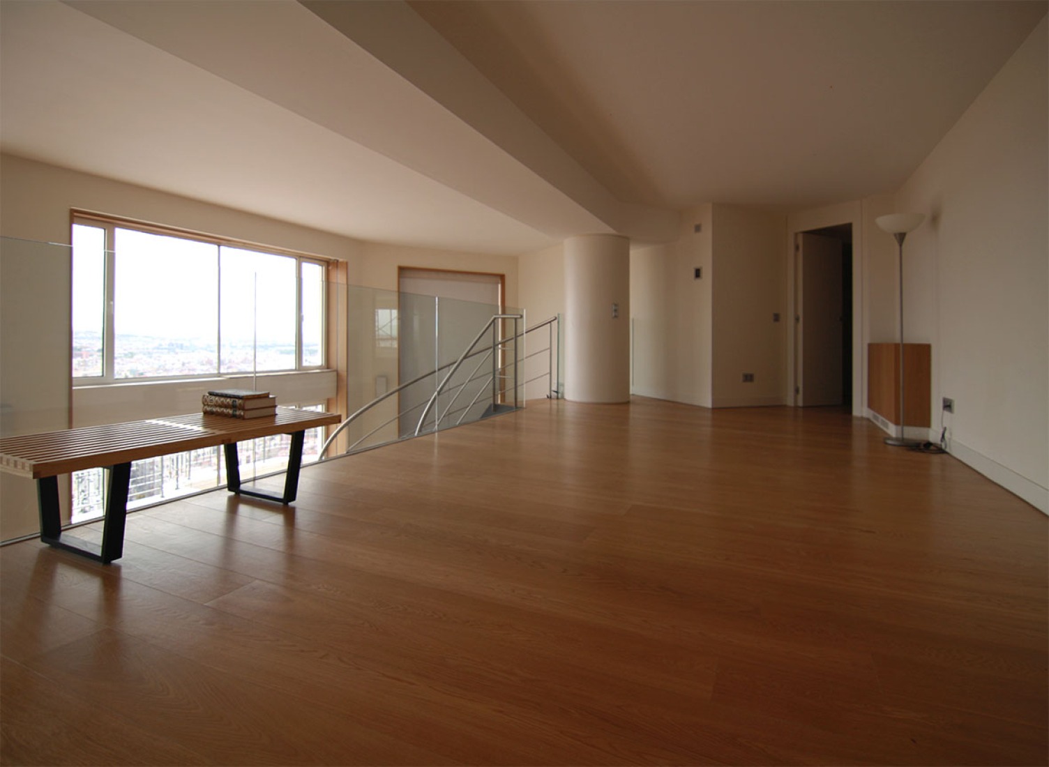 Interior view of the upper floor. Attic in the 32nd floor of Torre de Madrid. Photography © Leonor Martín / METALOCUS.