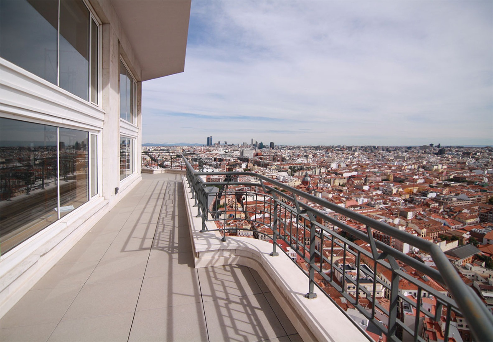 Views from the attic in the 32nd floor of Torre de Madrid. Photography © Leonor Martín / METALOCUS.