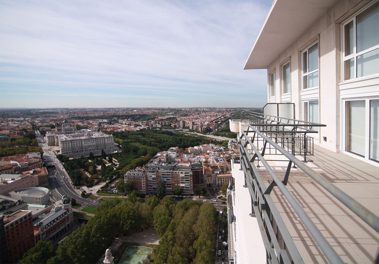 Views from the attic in the 32nd floor of Torre de Madrid. Photography © Leonor Martín / METALOCUS. 