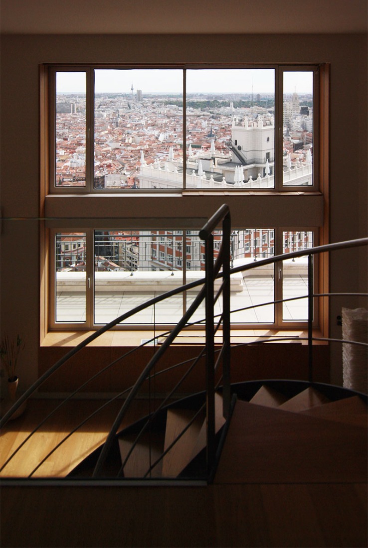 Interior view of upper floor. Attic in the 32nd floor of Torre de Madrid. Photography © Leonor Martín / METALOCUS.