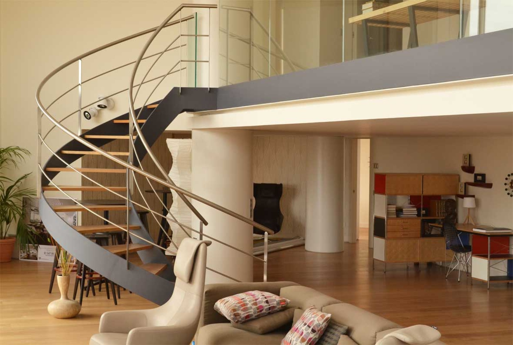 Interior view of the living room. Attic in the 32nd floor of Torre de Madrid. Photography © Claudia Cendoya /METALOCUS.