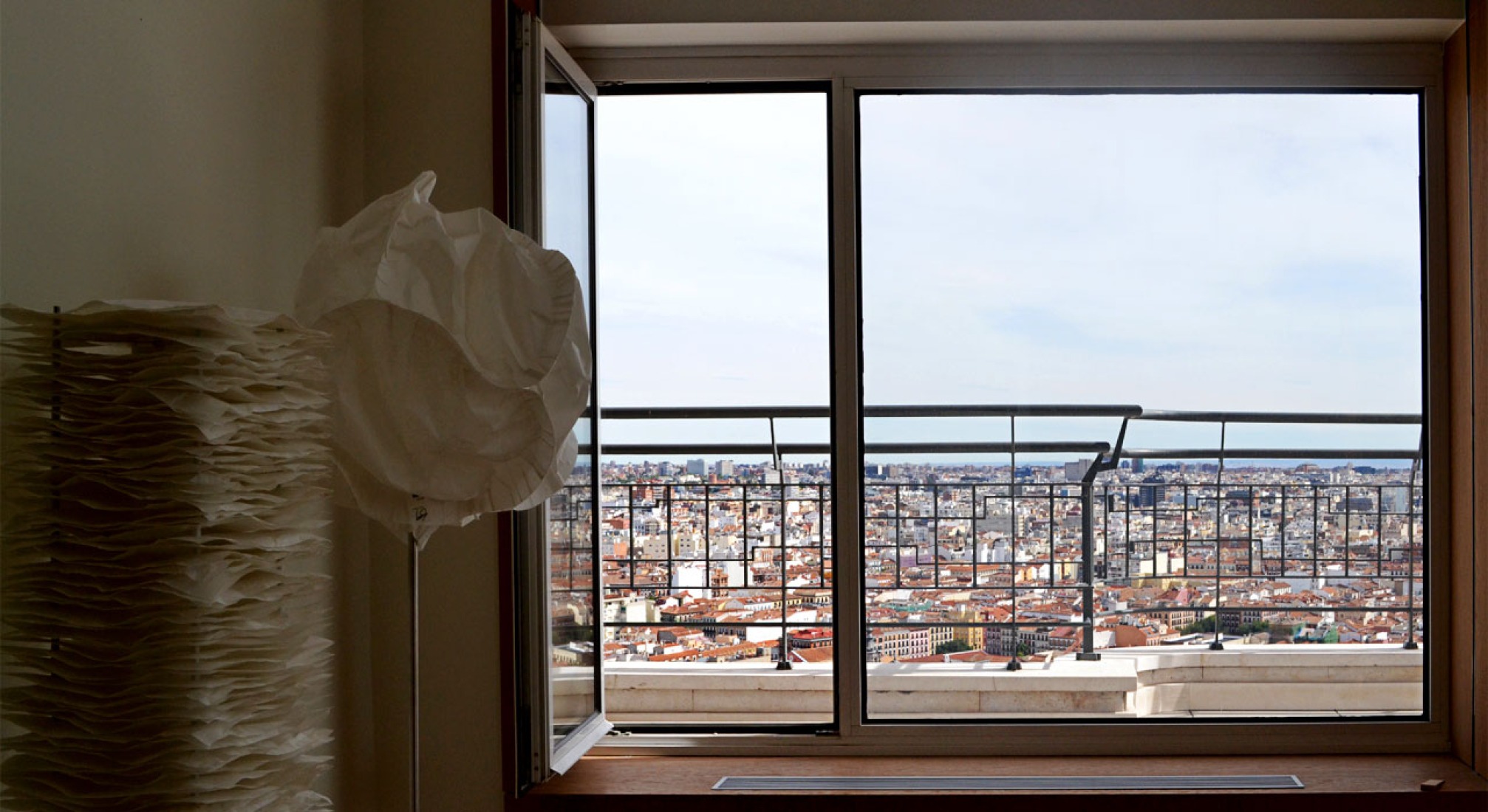 Interior view of the living room. Attic in the 32nd floor of Torre de Madrid. Photography © Claudia Cendoya /METALOCUS. 