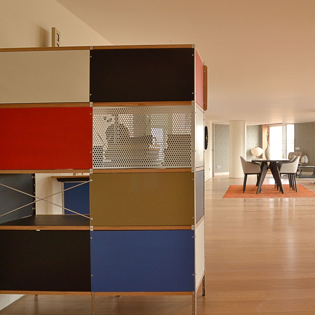 Interior view of the living room. Attic in the 32nd floor of Torre de Madrid. Photography © Claudia Cendoya /METALOCUS.