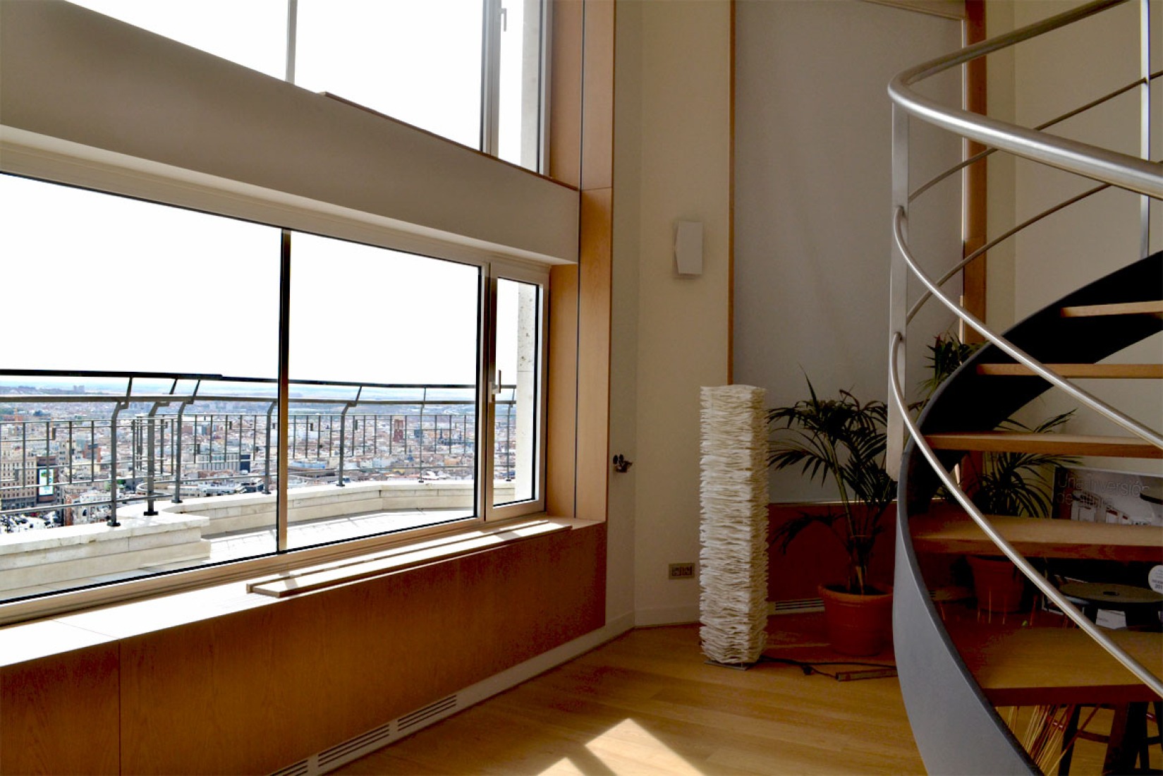 Interior view of the living room. Attic in the 32nd floor of Torre de Madrid. Photography © Claudia Cendoya /METALOCUS.