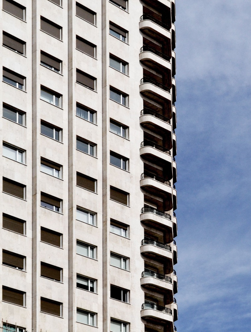 Exterior view of Torre de Madrid. Photography © Claudia Cendoya /METALOCUS.