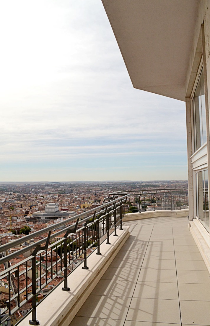 Views from the attic in the 32nd floor of Torre de Madrid. Photography © Claudia Cendoya /METALOCUS.