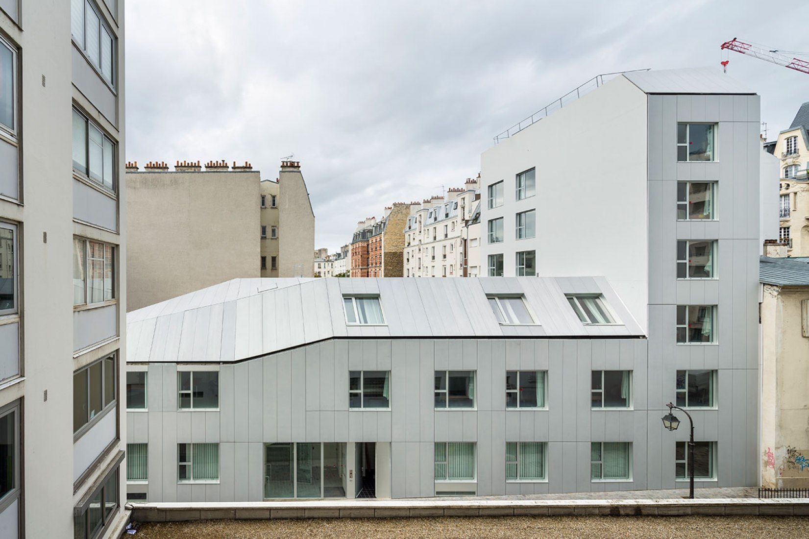 South-east exterior view façade. An urban health center by AZC. Photography © AZC & SERGIO GRAZIA