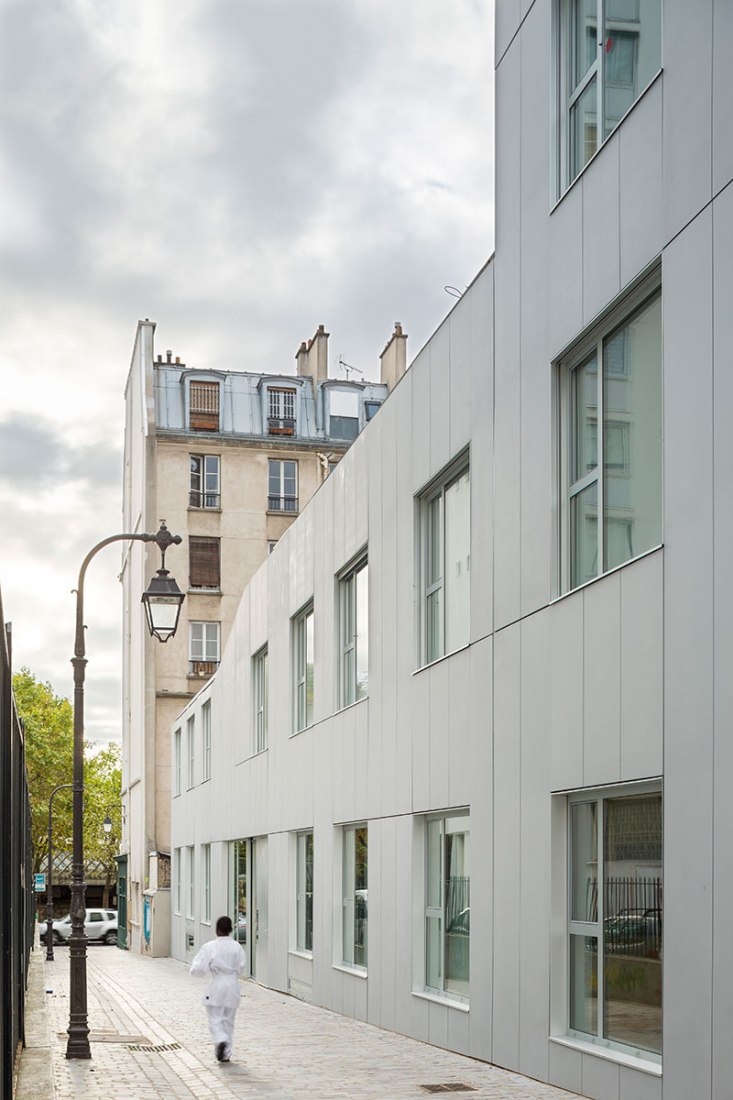 South-east exterior view façade. An urban health center by AZC. Photography © AZC & SERGIO GRAZIA