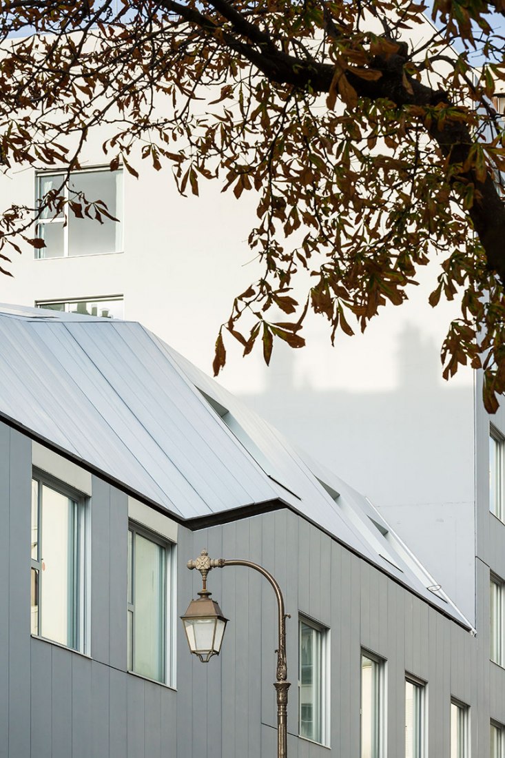 Exterior view, roof detail. An urban health center by AZC. Photography © AZC & SERGIO GRAZIA