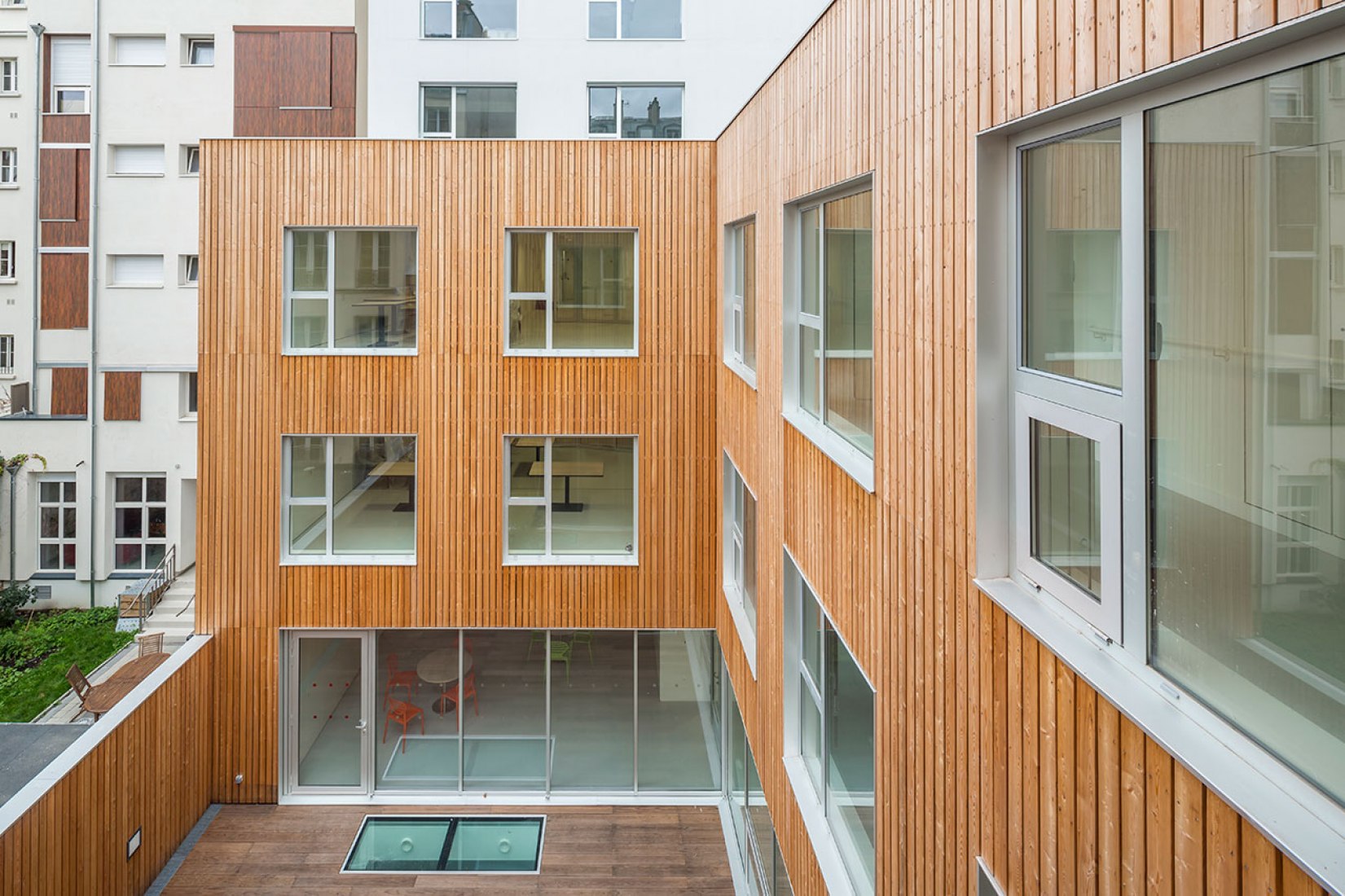 Exterior view, courtyard. An urban health center by AZC. Photography © AZC & SERGIO GRAZIA