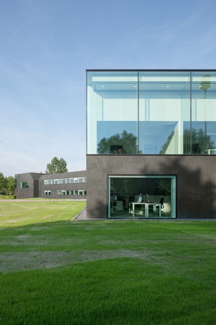 Vista lateral de uno de los brazos de oficinas. Ayuntamiento de Borsele por Atelier Kempe Thill. Fotografía © Ulrich Schwarz. 