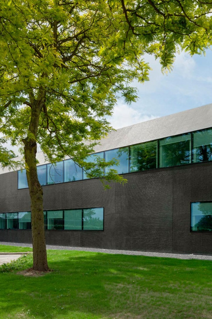 Vista desde el jardín. Ayuntamiento de Borsele por Atelier Kempe Thill. Fotografía © Ulrich Schwarz. 