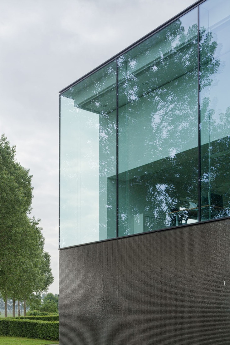 Detalle de nuevas ventanas. Ayuntamiento de Borsele por Atelier Kempe Thill. Fotografía © Ulrich Schwarz. 