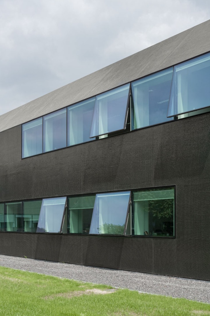 Detalle de la nueva fachada. Ayuntamiento de Borsele por Atelier Kempe Thill. Fotografía © Ulrich Schwarz. 