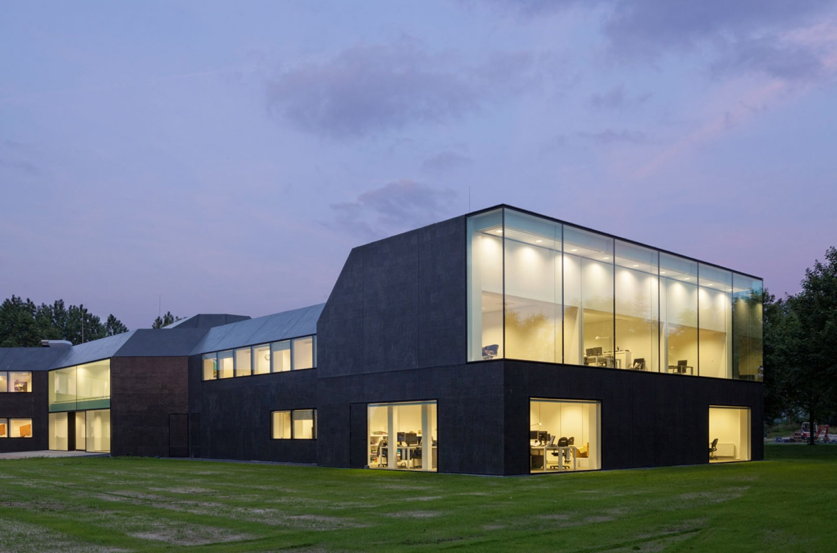 Vista nocturna. Ayuntamiento de Borsele por Atelier Kempe Thill. Fotografía © Ulrich Schwarz.