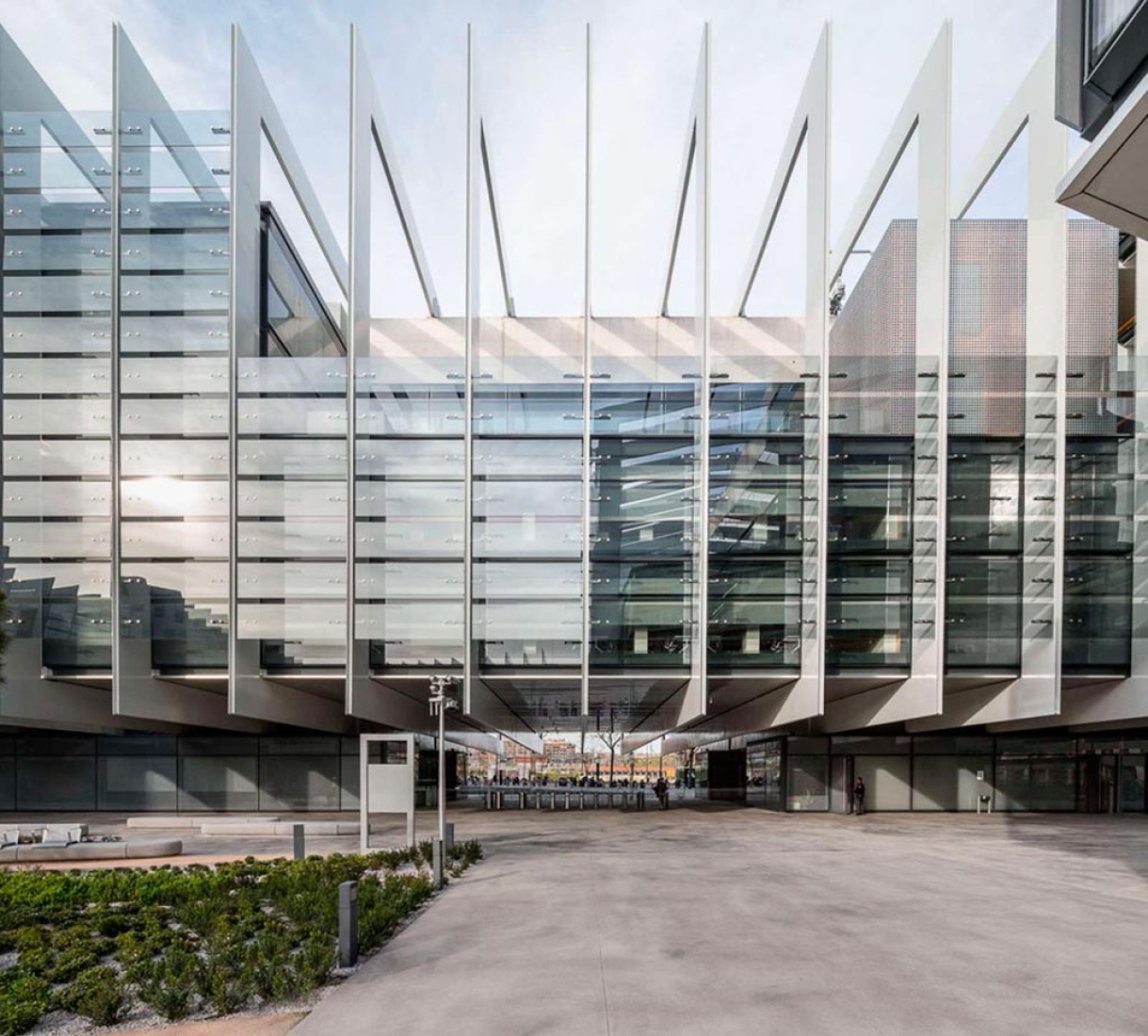 Campus Repsol de Madrid, por Rafael de La-Hoz Arquitectos. Fotografía © Filippo Poli.