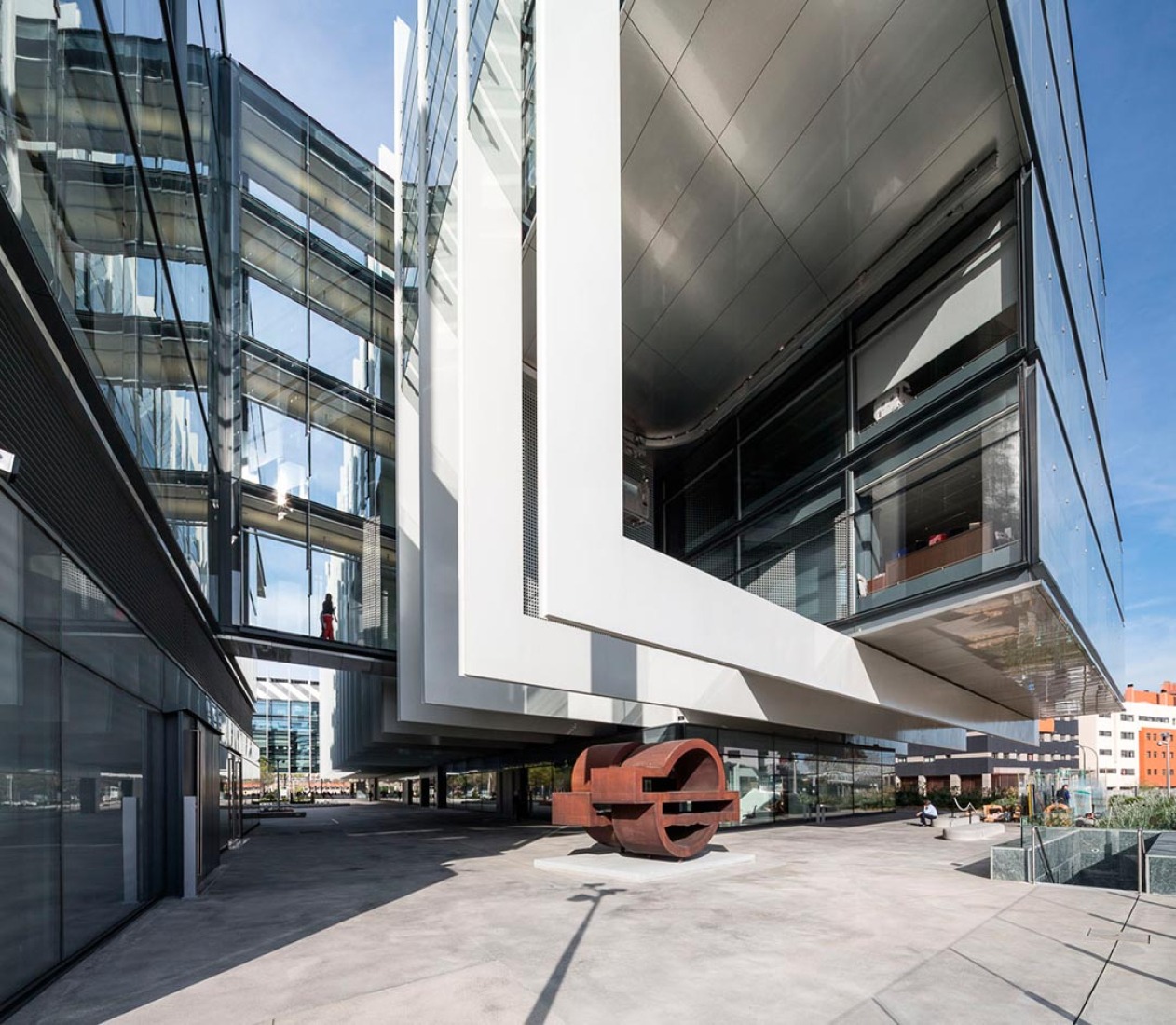 Campus Repsol de Madrid, por Rafael de La-Hoz Arquitectos. Fotografía © Filippo Poli. 