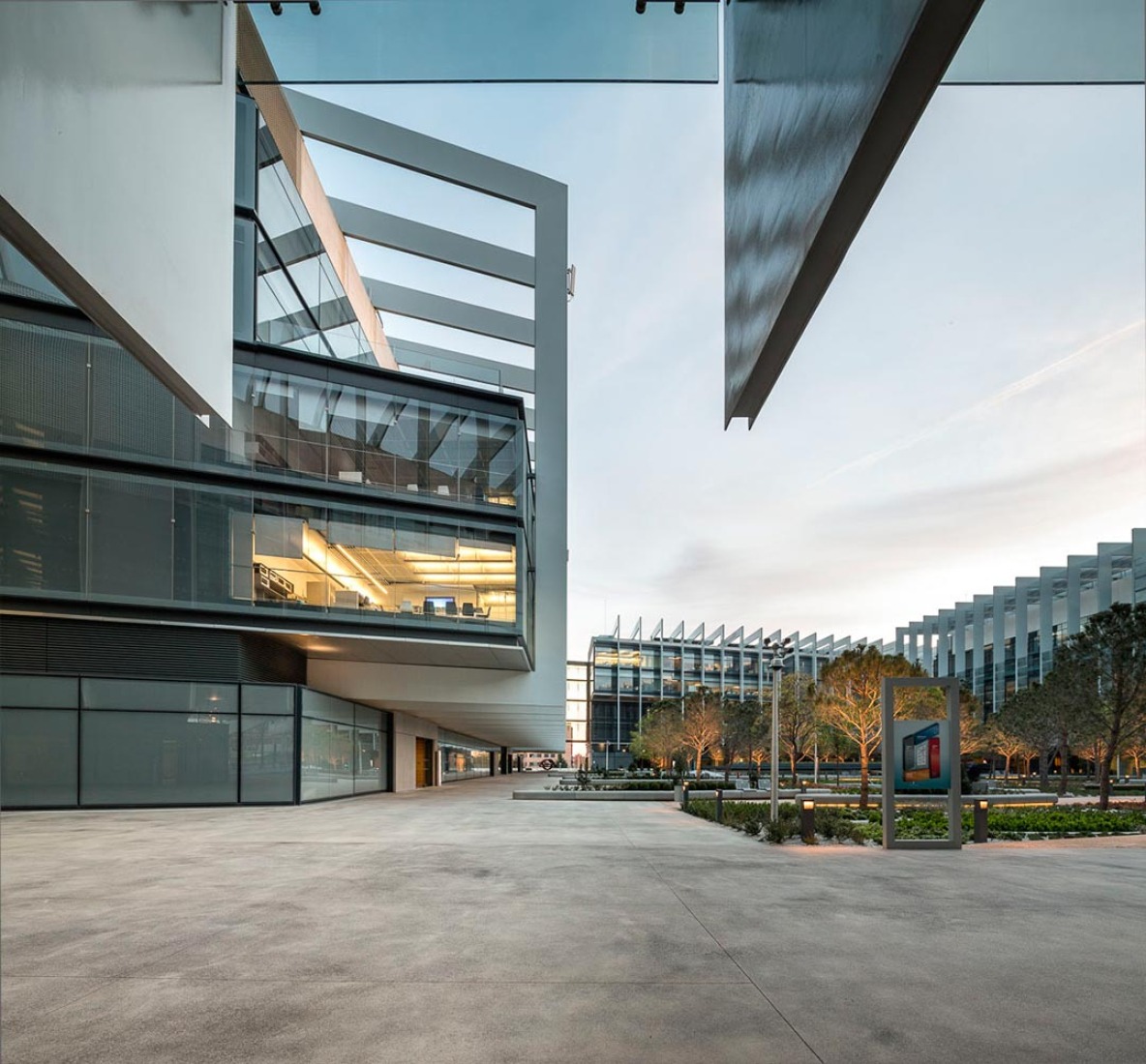 Campus Repsol de Madrid, por Rafael de La-Hoz Arquitectos. Fotografía © Filippo Poli.