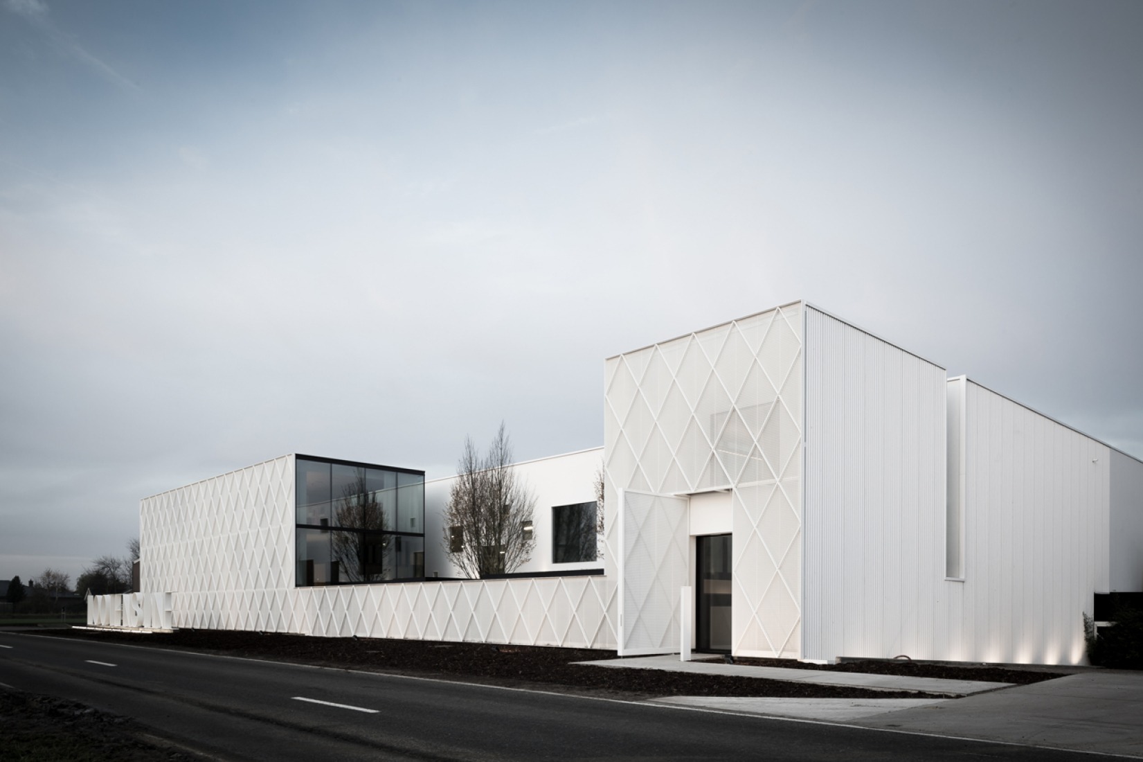 Outside view. Office LL by Caan Architecten. Photograph © Thomas De Bruyne – Cafeine.