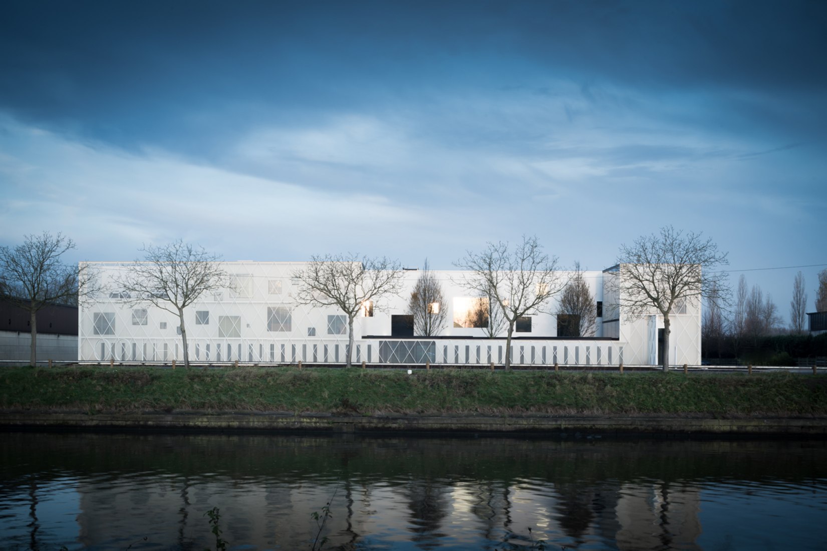 Outside view. Office LL by Caan Architecten. Photograph © Thomas De Bruyne – Cafeine