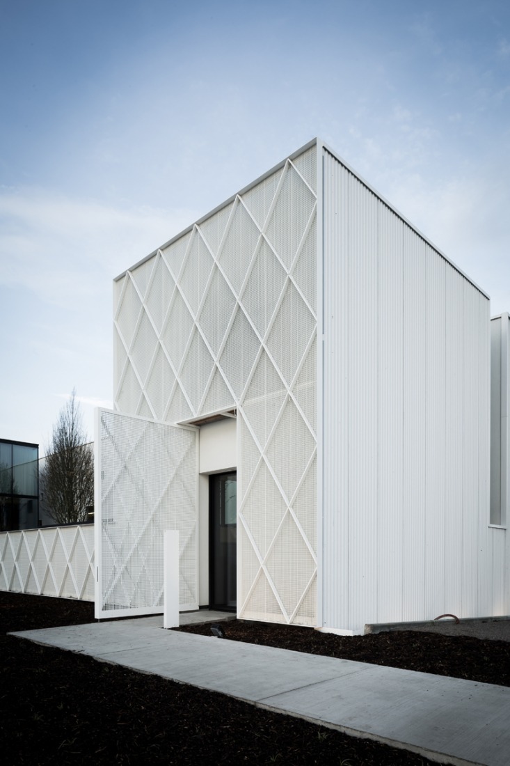 Outside view, detail. Office LL by Caan Architecten. Photograph © Thomas De Bruyne – Cafeine. 