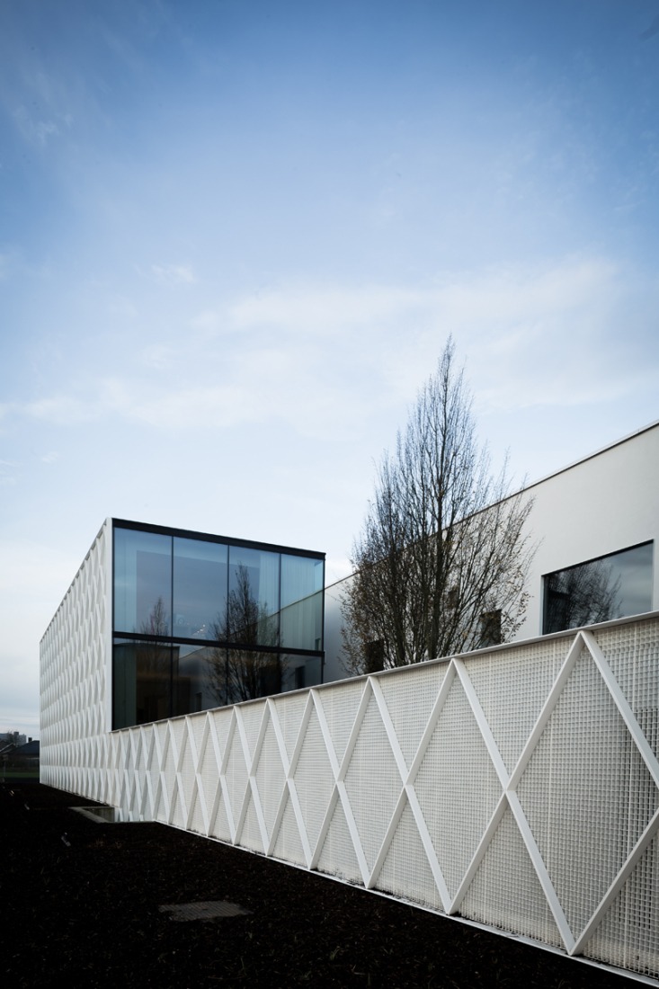 Outside view, detail. Office LL by Caan Architecten. Photograph © Thomas De Bruyne – Cafeine. 