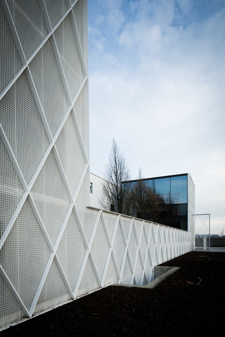 Outside view, detail of the facade´s surface. Office LL by Caan Architecten. Photograph © Thomas De Bruyne – Cafeine. 