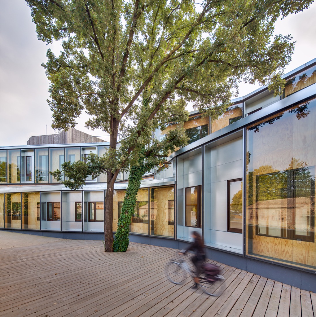 Outside view. Community centre 'El Roure' and library 'La Ginesta' by Calderon-Folch-Sarsanedas Arquitectes. Photograph © Pol Viladoms.