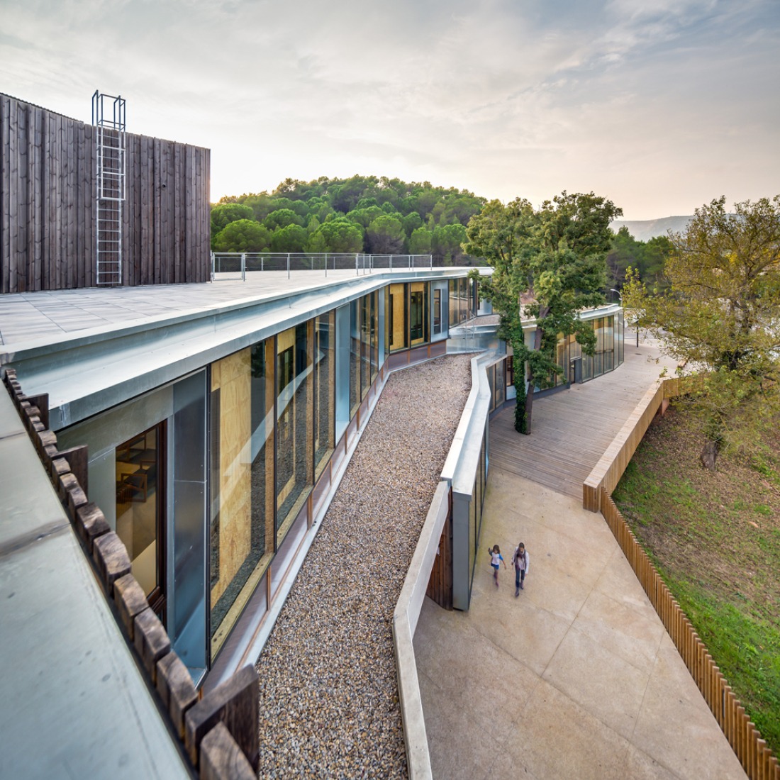 Outside view. Community centre 'El Roure' and library 'La Ginesta' by Calderon-Folch-Sarsanedas Arquitectes. Photograph © Pol Viladoms.