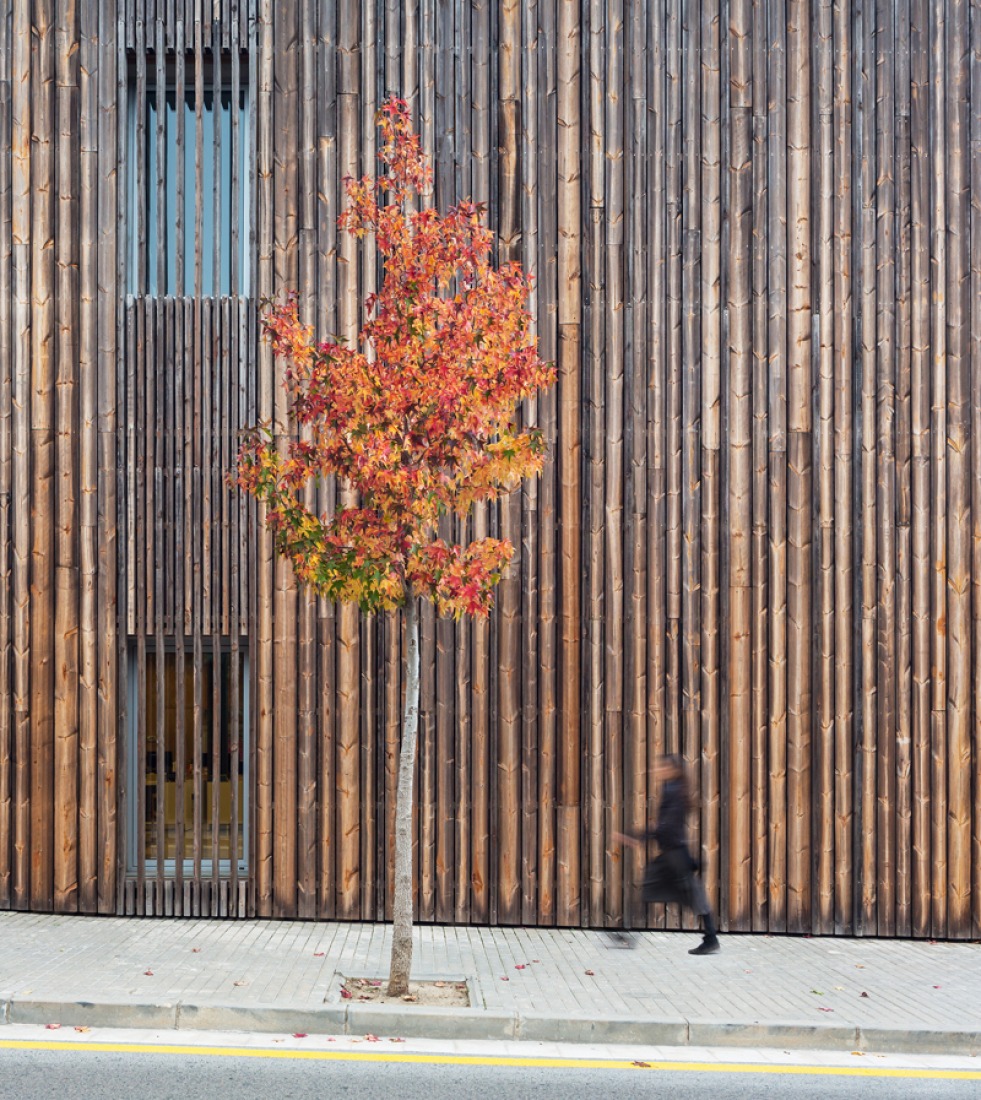 Outside view. Detalle de la fachada. Community centre 'El Roure' and library 'La Ginesta' by Calderon-Folch-Sarsanedas Arquitectes. Photograph © Pol Viladoms.