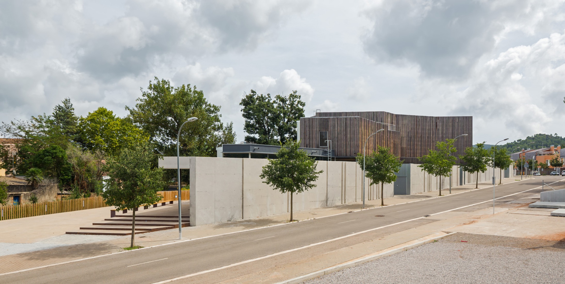 Outside view. Community centre 'El Roure' and library 'La Ginesta' by Calderon-Folch-Sarsanedas Arquitectes. Photograph © Pol Viladoms.