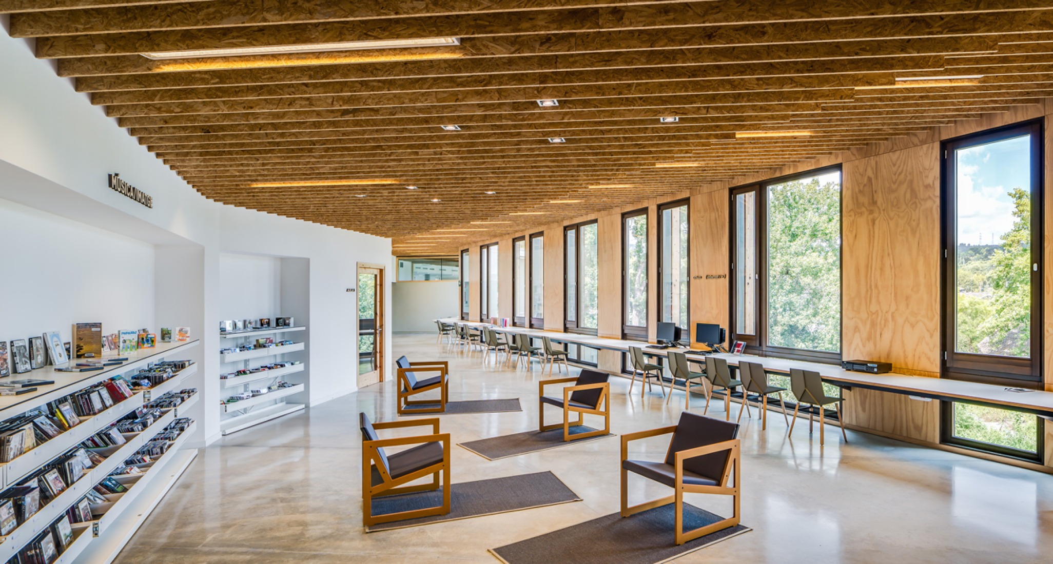 Inside view. Community centre 'El Roure' and library 'La Ginesta' by Calderon-Folch-Sarsanedas Arquitectes. Photograph © Pol Viladoms.