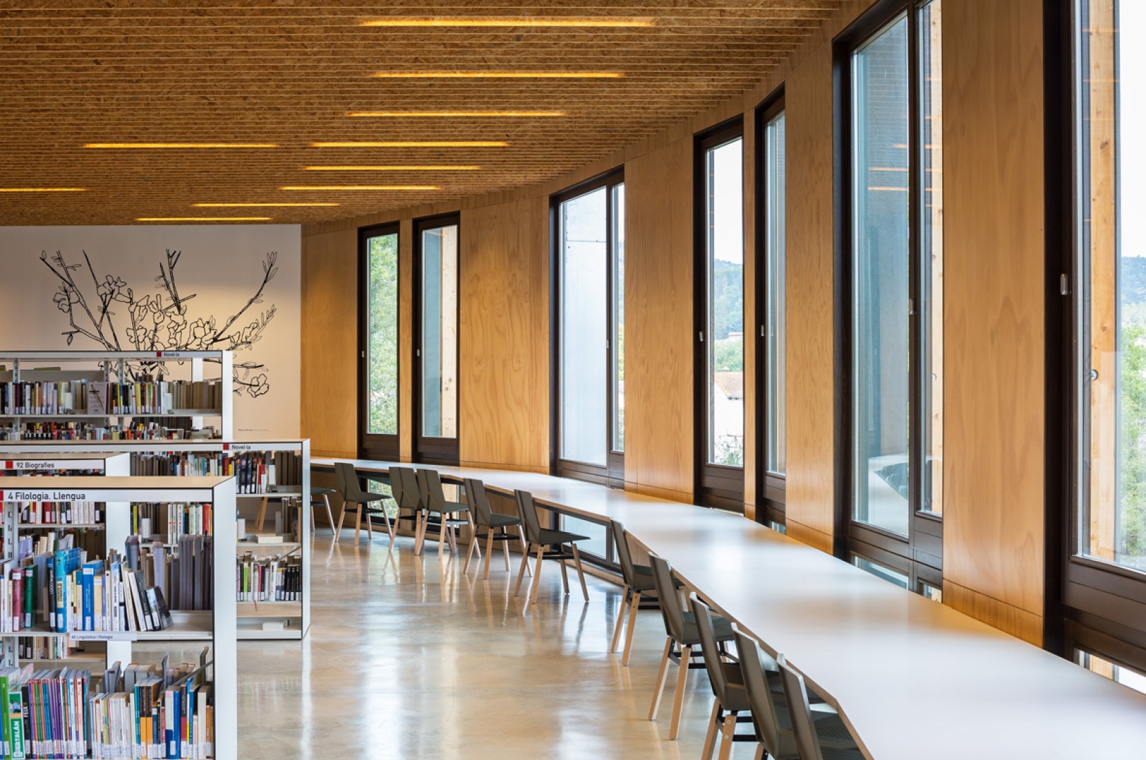 Inside view. Community centre 'El Roure' and library 'La Ginesta' by Calderon-Folch-Sarsanedas Arquitectes. Photograph © Pol Viladoms.