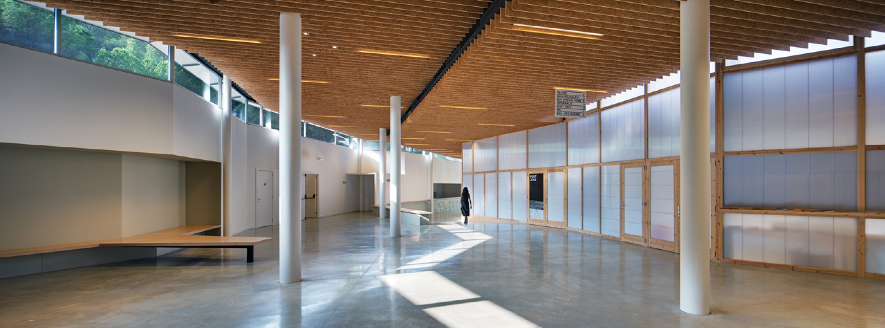 Inside view. Community centre 'El Roure' and library 'La Ginesta' by Calderon-Folch-Sarsanedas Arquitectes. Photograph © Pol Viladoms.