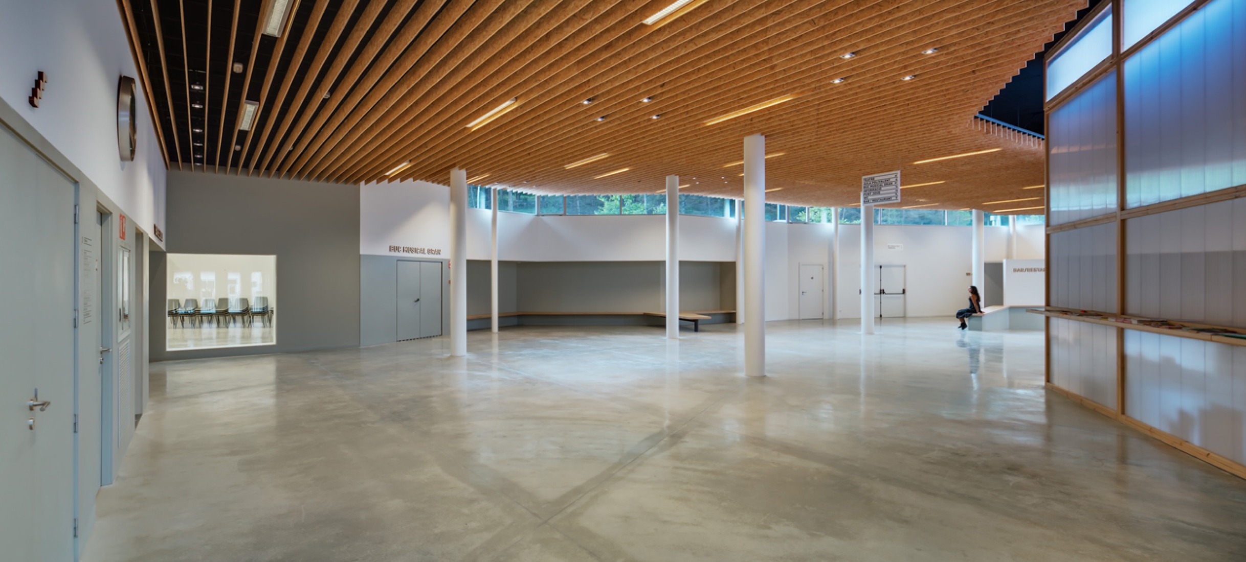 Inside view. Community centre 'El Roure' and library 'La Ginesta' by Calderon-Folch-Sarsanedas Arquitectes. Photograph © Pol Viladoms.