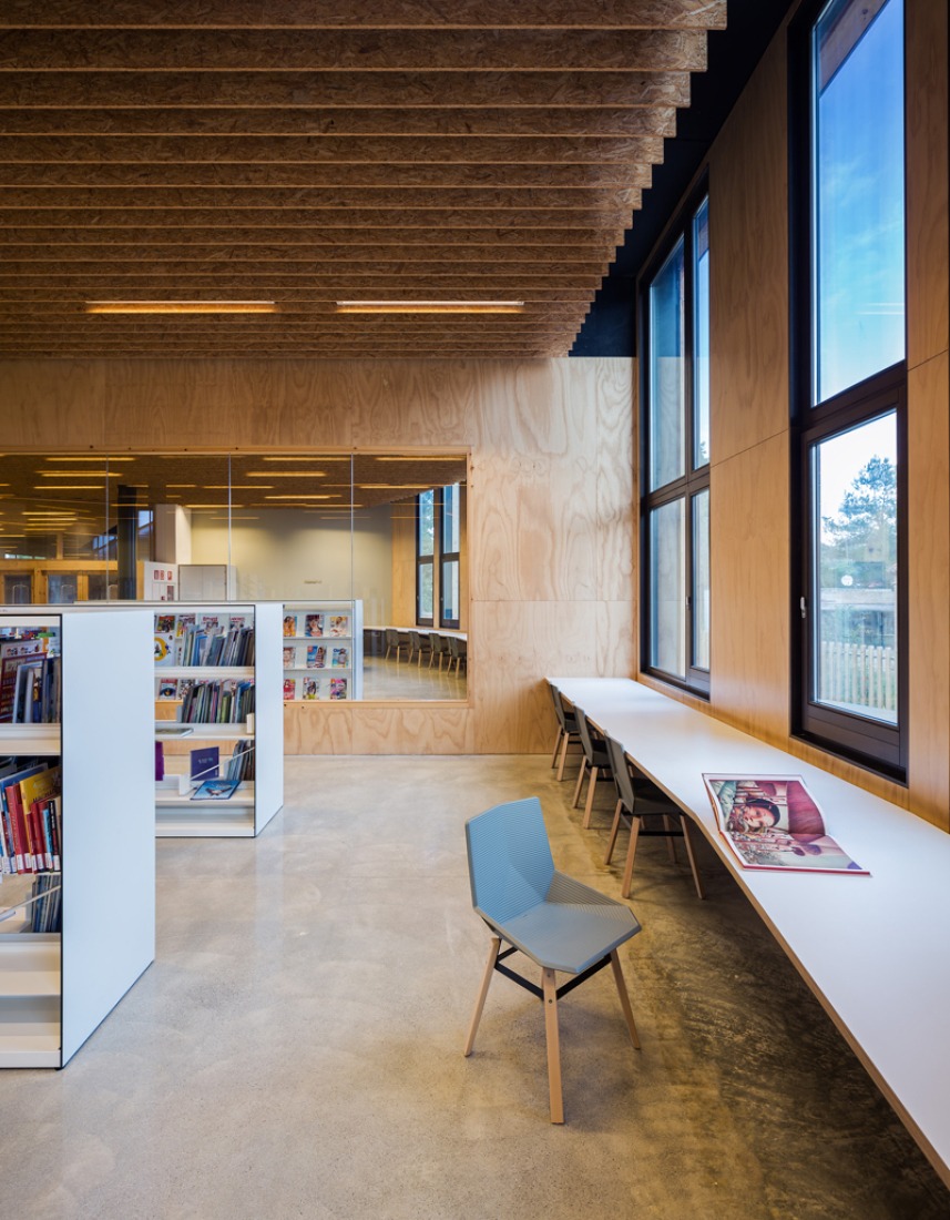 Inside view. Community centre 'El Roure' and library 'La Ginesta' by Calderon-Folch-Sarsanedas Arquitectes. Photograph © Pol Viladoms.