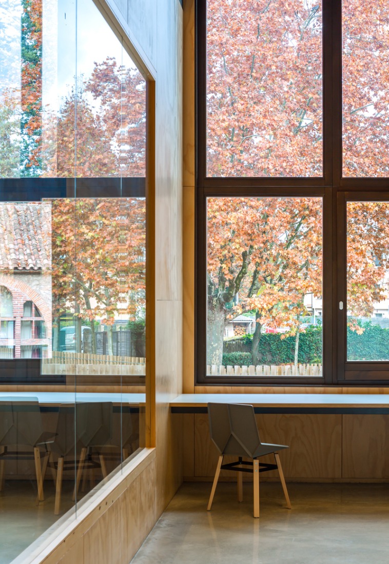 Inside view. Community centre 'El Roure' and library 'La Ginesta' by Calderon-Folch-Sarsanedas Arquitectes. Photograph © Pol Viladoms.